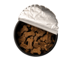Geöffnete Maison Wau Dose mit Frischesiegel und Blick auf die knochenförmigen Soft Chews