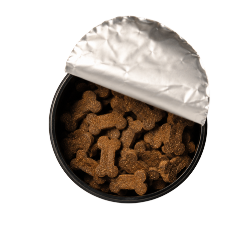 Geöffnete Maison Wau Dose mit Frischesiegel und Blick auf die knochenförmigen Soft Chews